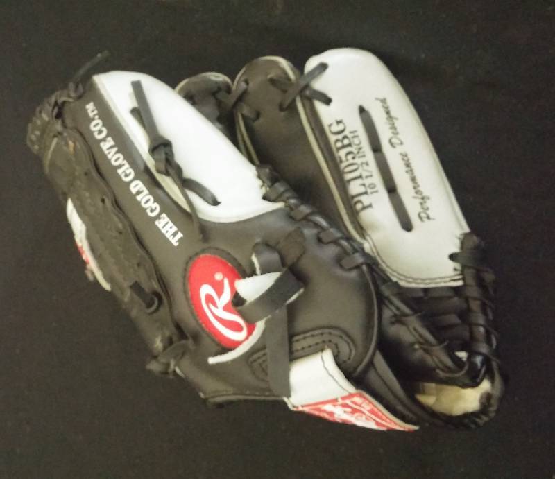 lot 39 image: Rawlings Baseball Glove