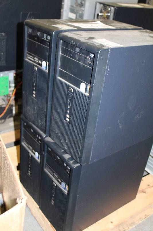 lot 116 image: Lot of (4) HP Compaq Desktop Computers