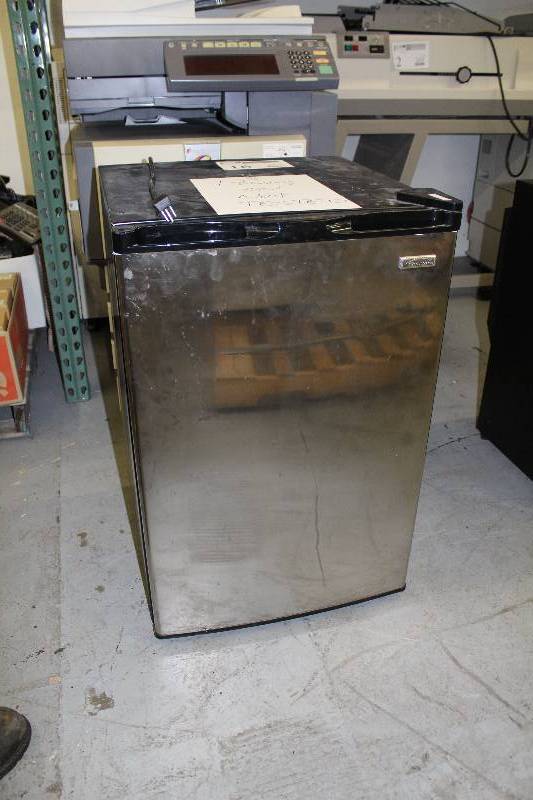 lot 16 image: Kenmore Mini Refrigerator