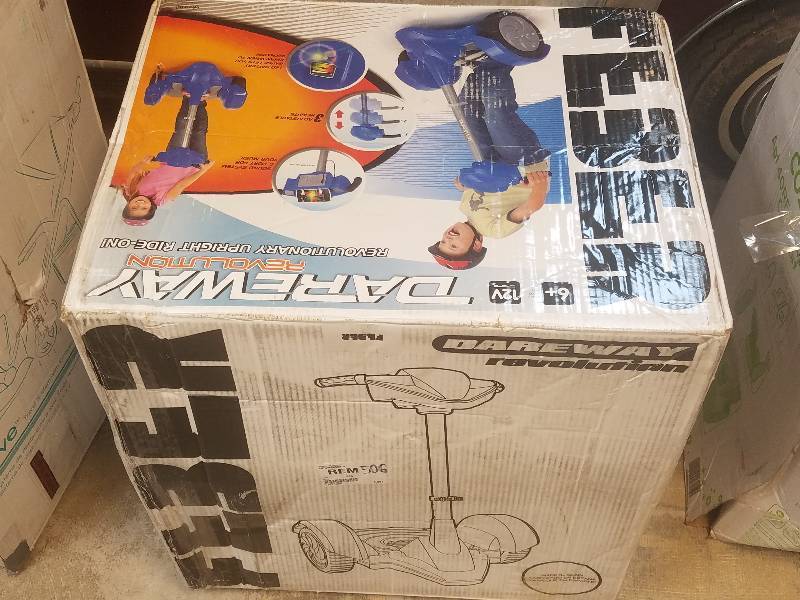 lot 506 image: Famosa Dareway 12V Revolution Ride-On