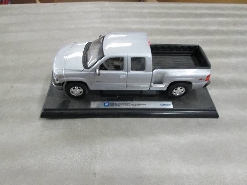 lot 201 image: 1999 Chevrolet Silverado Model...