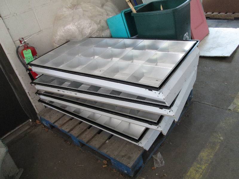 lot 39 image: Lot of 4 2ft x 4ft Fluorescent Lig...