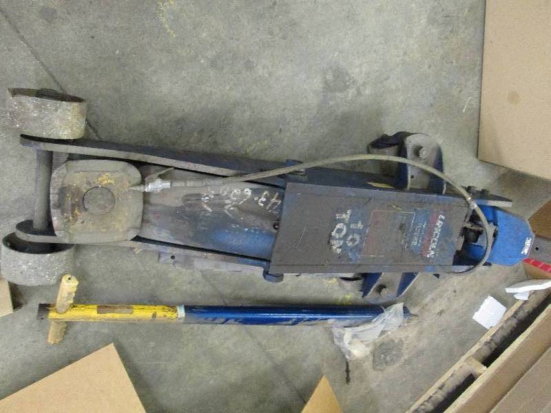 lot 47 image: Lincoln 10 Ton Jack...