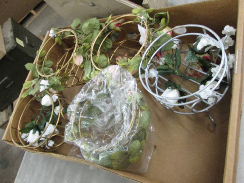 lot 290 image: Lot of 5 Floral Dcor Pieces...