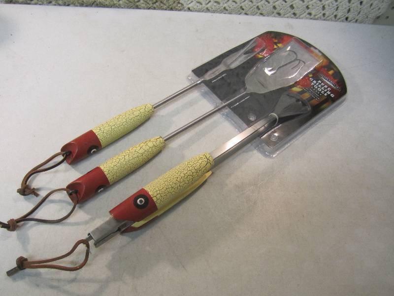 lot 19 image: Teton Grill Co.  3-Piece Pure Grill...