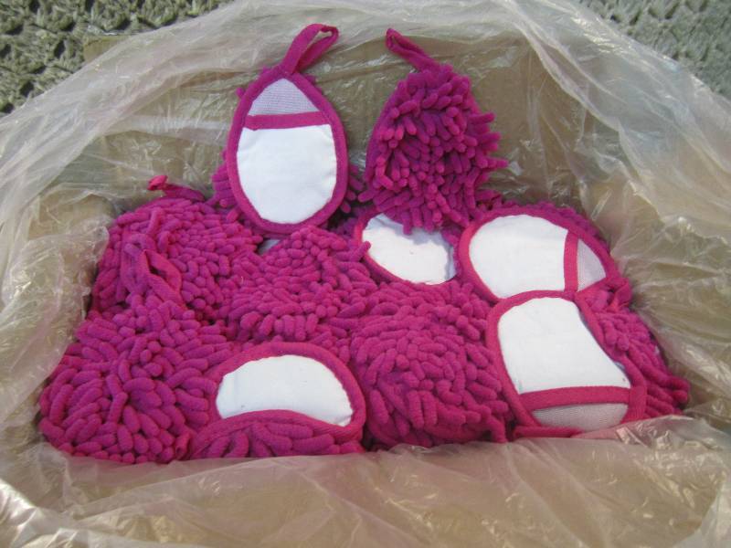 lot 22 image: Case of 200 Pink Frizzy Finger Dust...