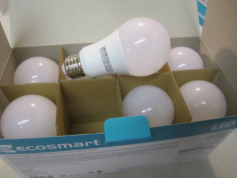 lot 33 image: 2 - 8-Packs of 60 Watt LED Light Bu...
