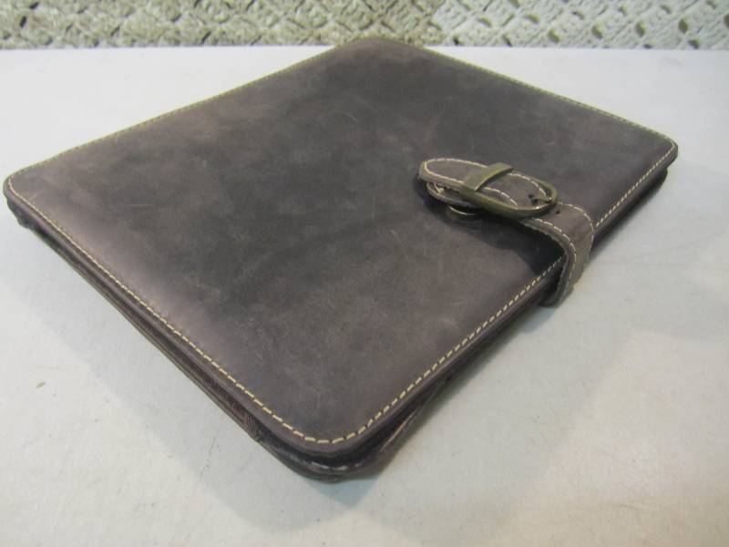 lot 42 image: Canyon Outback Leather Bear Canyon ...