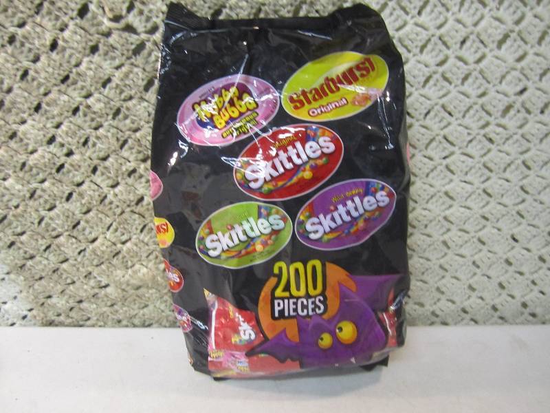lot 57 image: Large Bag of Mixed Candy 200 Pieces...