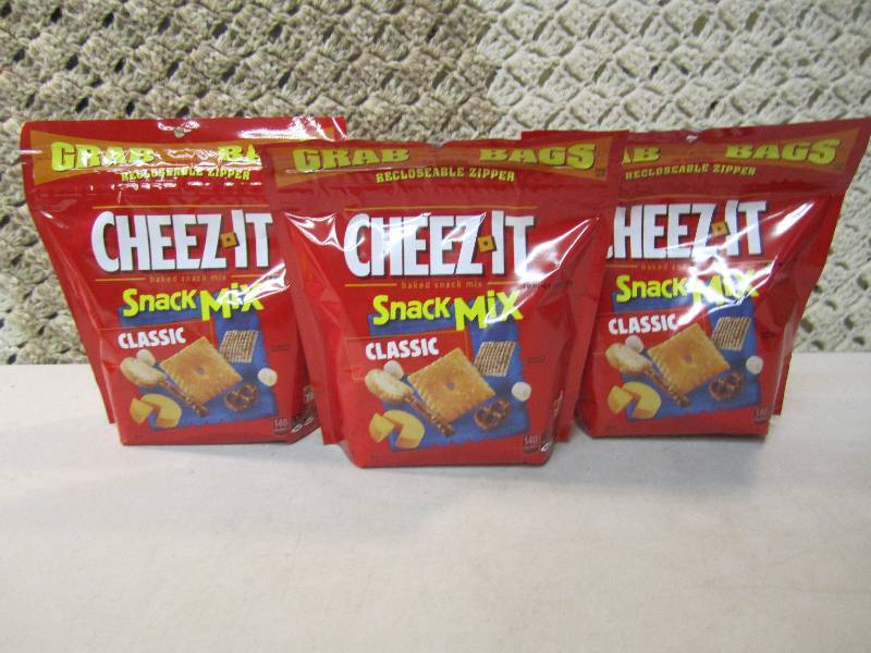 lot 80 image: 3 Bags of Cheez-It Snack Mix Classi...
