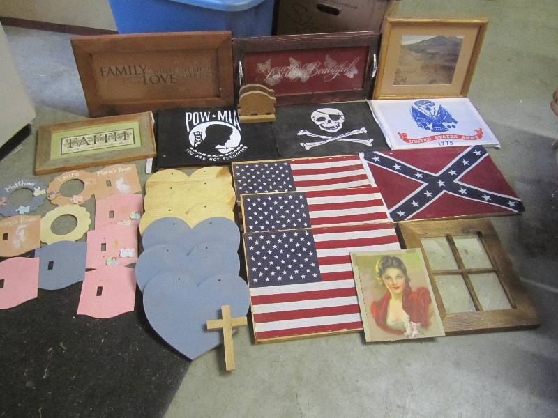 lot 102 image: Lot of Misc Decor See photos.  A-2...