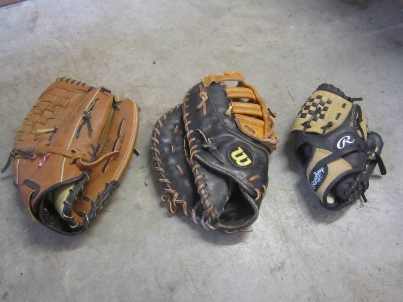 lot 117 image: 3 Baseball Gloves Rawlings Wilson  ...