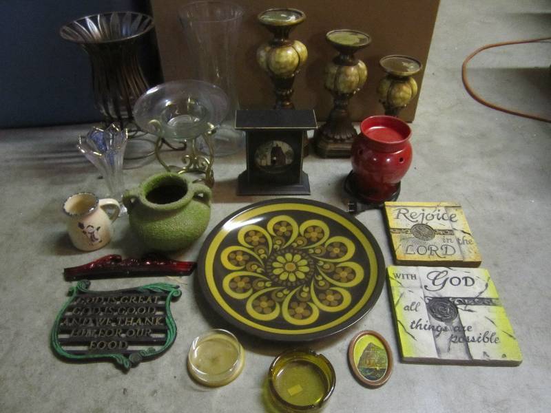 lot 159 image: Lot of Misc Decor in plastic tote w...