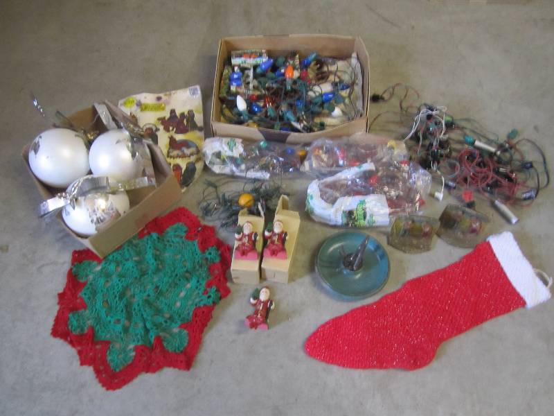lot 240 image: Lot of Misc Christmas Decor  D-3...