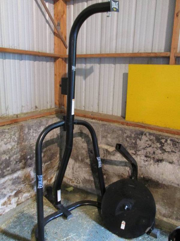 Everlast punching bag stand, 7 tal...