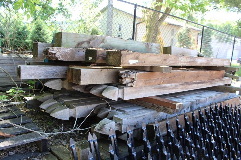 lot 12 image: 6x6,4x6,4x4 Lumber Posts, Some French Gothic Top
