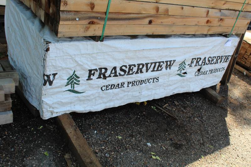 lot 16 image: Bundle of 91 premium grade red cedar 4x4 smooth posts 8 long