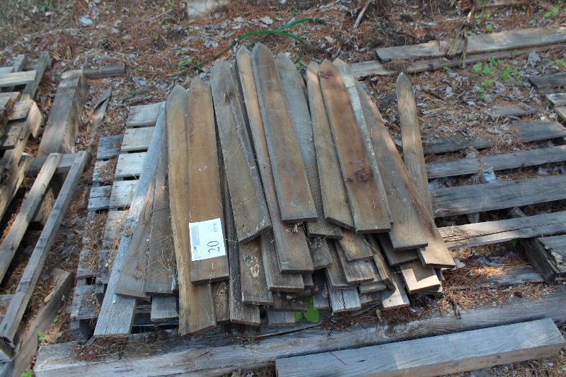lot 20 image: Lot of (approximately 40) 4 gothic toped pickets