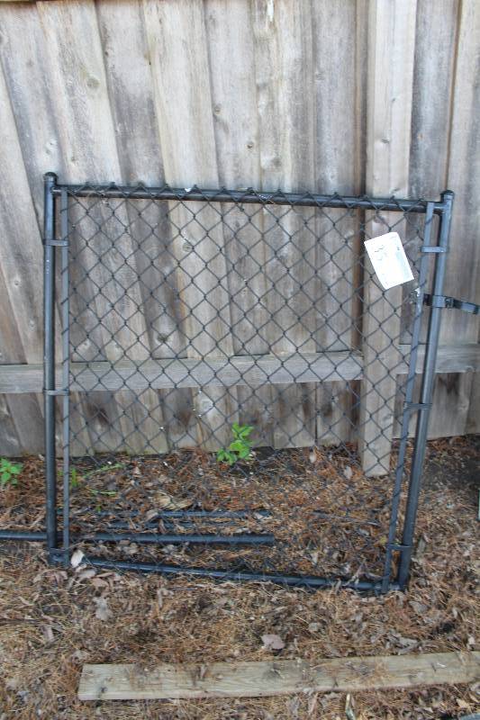 lot 35 image: Black Chain Link Gate