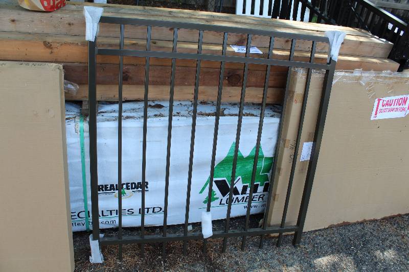 lot 31 image: Ameristar Echelon aluminum majestic style bronze color gate