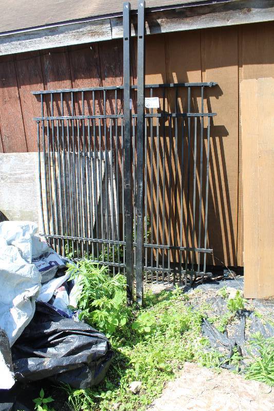 lot 46 image: Specrail 6ft. Puppy Panel w 2-Extra Heavy Duty End Posts