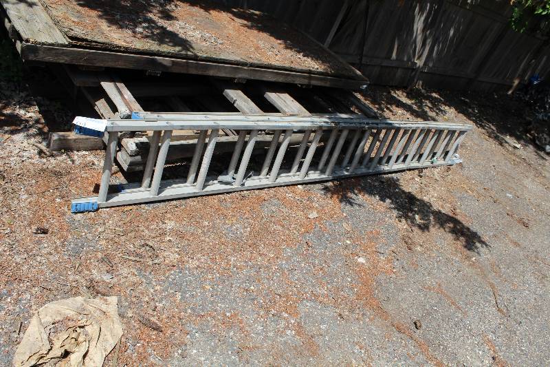 lot 64 image: 14ft. Extension Ladder