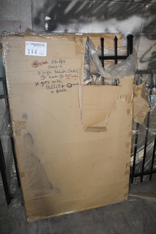 lot 114 image: Ameristar Echelon Residential Classic 3-Rail Gate