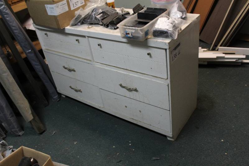 lot 138 image: Wood Dresser w 6-Drawers