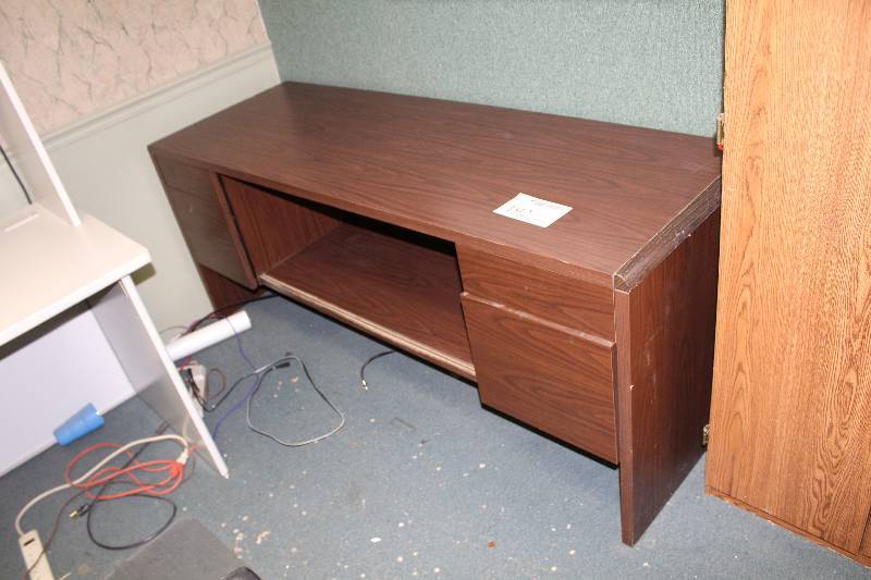 lot 192 image: 4-Drawer Desk