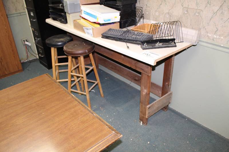 lot 190 image: Table, 2-Stools