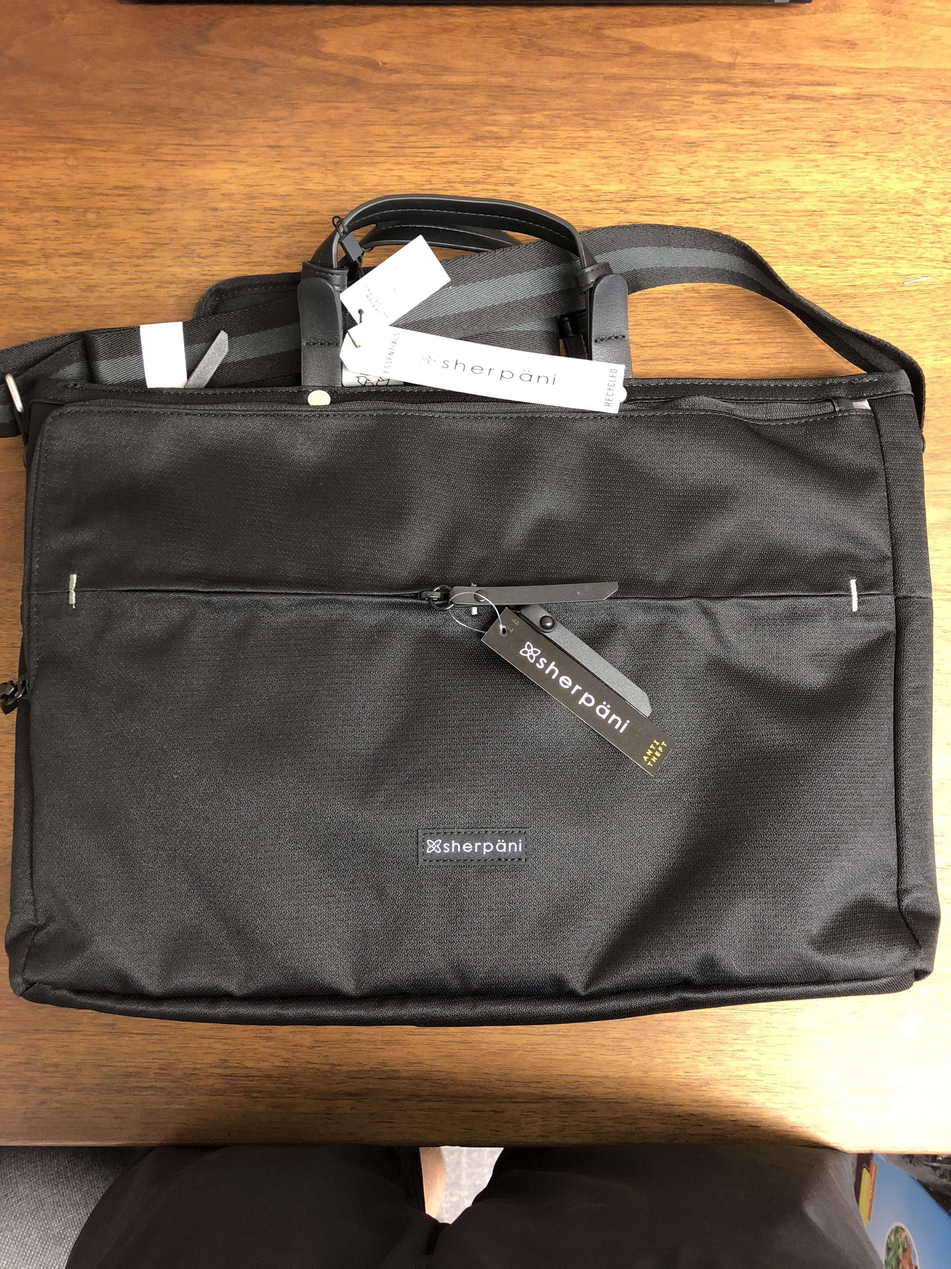 lot 48 image: Sherpani Messenger Bag