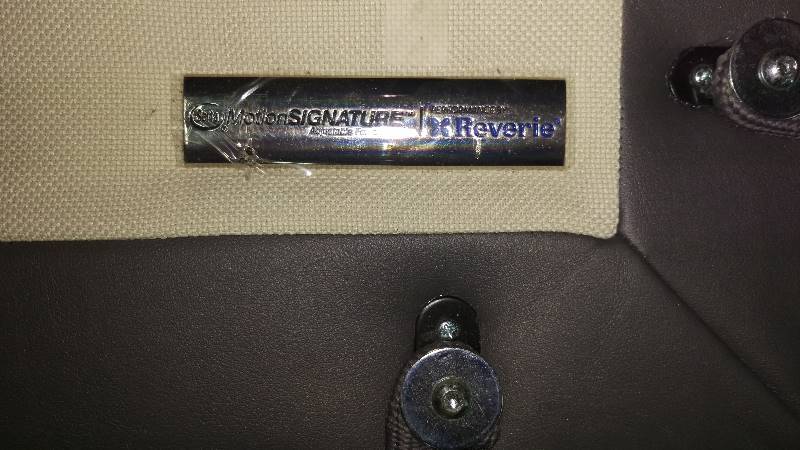 lot 18 image: Serta motion signature reverie queen size box spring