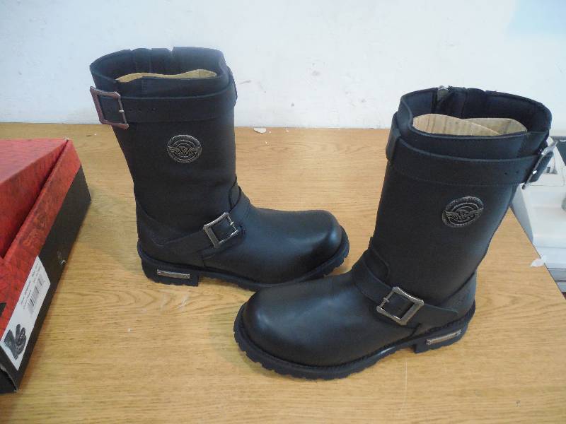 lot 38 image: Milwaukee Leather Mens 11 Classic Engineer Boot - SIZE 10.5