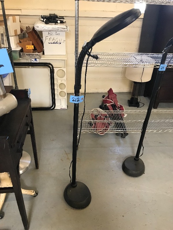 lot 212 image: FLEXIBLE HEAD FLOOR LAMP