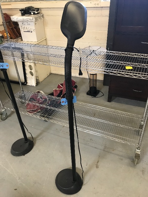 lot 213 image: FLEXIBLE HEAD FLOOR LAMP