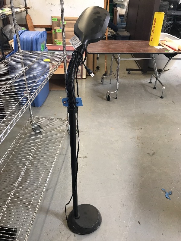 lot 214 image: FLEXIBLE HEAD FLOOR LAMP