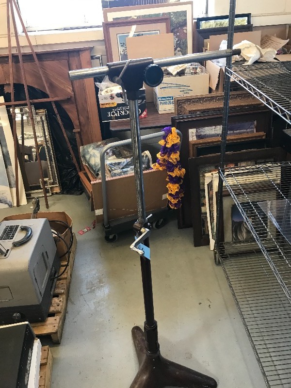 lot 216 image: HEAVY DUTY ACCESSORY STAND