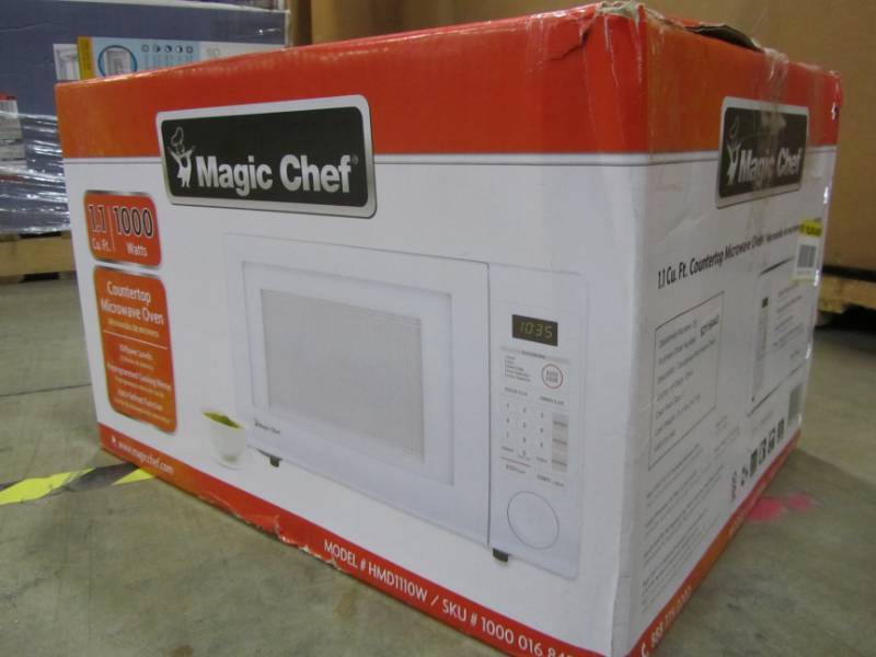 lot 21 image: MAGIC CHEF 1.1 CU FT COUNTER-TOP MICROWAVE IN WHITE