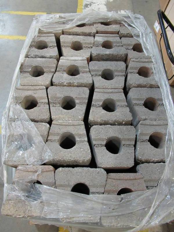 lot 97 image: PALLET OF CONCRETE EDGINGRETAINER PAVERSBLOCKS