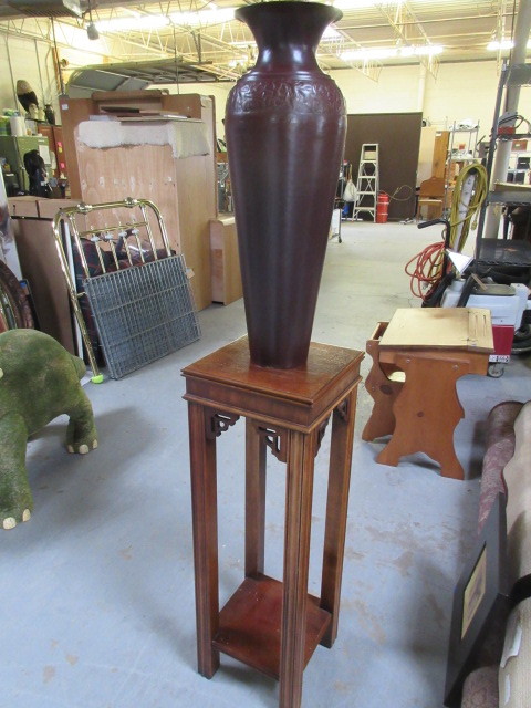 VASEPLANT TABLE AND VASE.