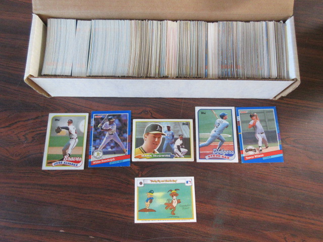 BOX OF ASSORTED BASEBALL CARDS