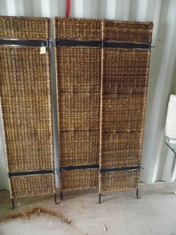 lot 21 image: Tri Fold Screen