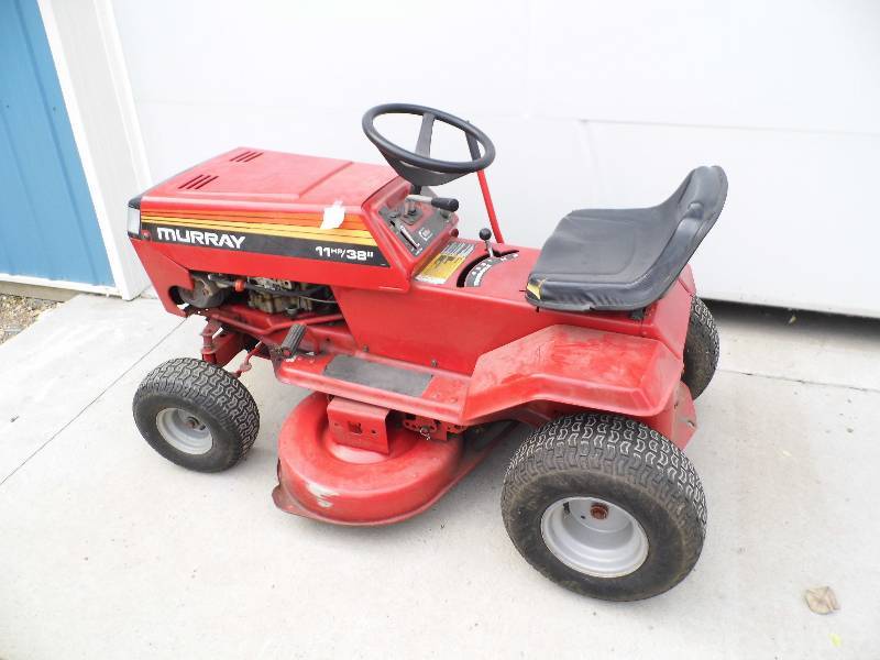 lot 26 image: Murray Riding Mower GT112