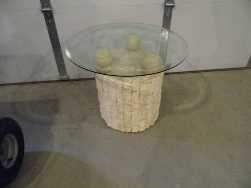 lot 31 image: End Table