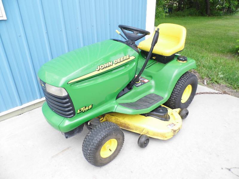 John Deere LT 166 Lawn Tractor