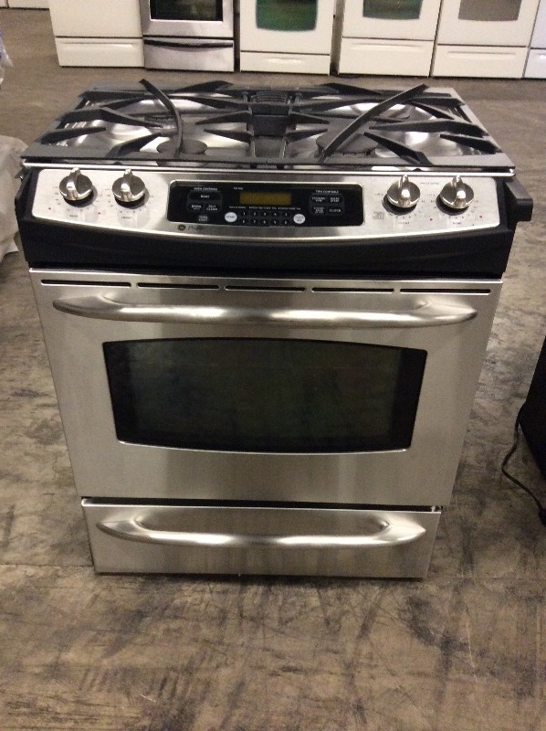 lot 19 image: GE Gas Slide In Stove