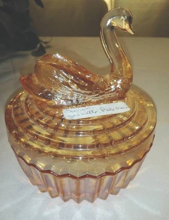 lot 150 image: Jeanette Glass Co., Swan, Pale Marigold, Powder Jar
