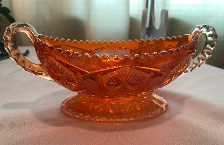 lot 186 image: Imperial Star and file marigold pickle dish
