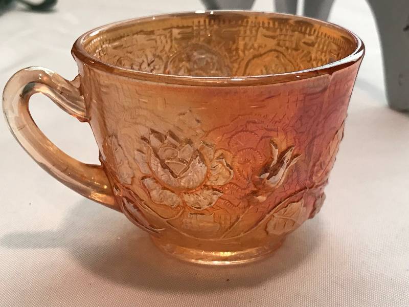 lot 188 image: Fenton wreath of roses Marigold punch cup