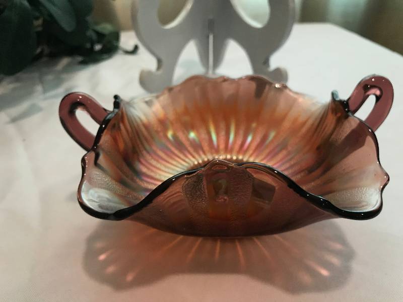 lot 191 image: Fenton stippled Ray lavender bonbon